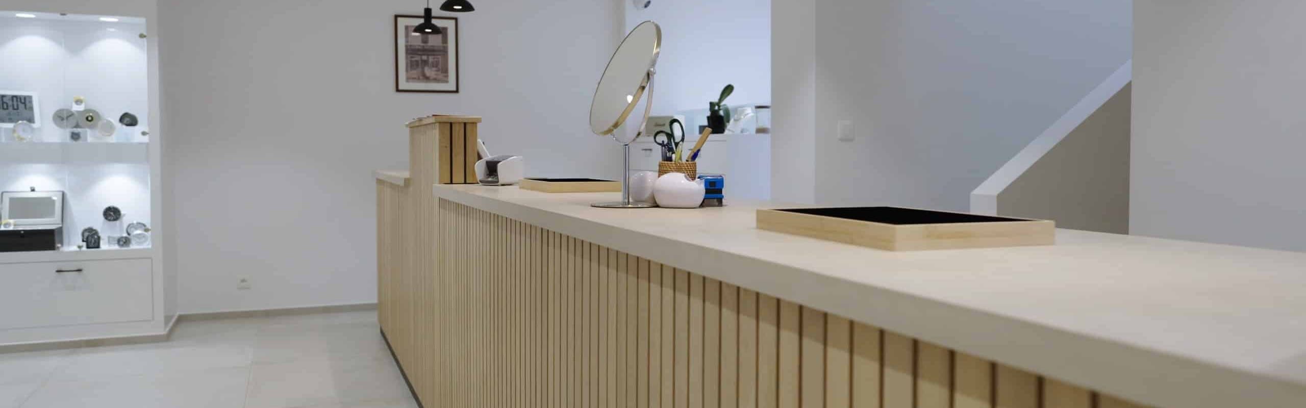 Comptoir avec plan de travail en enduit décoratif réalisé par Haubrechts Peinture